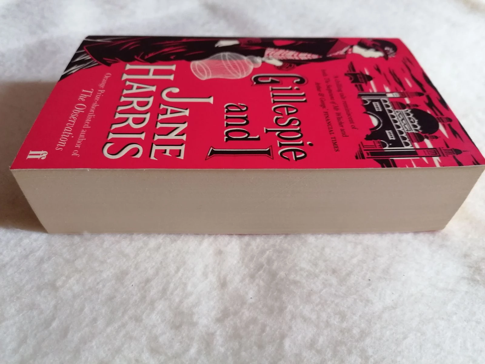Livro em inglês Gillespie and I – photo 4